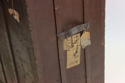Malle de voyage en bois et cuir 
Fermeture...