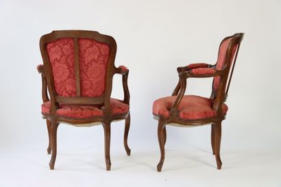 Suite de quatre fauteuils en bois sculpté...
