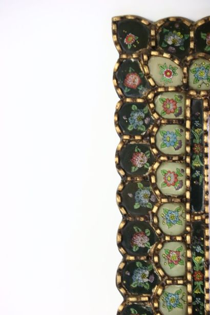 Miroir en bois doré à décor cloisonné de...