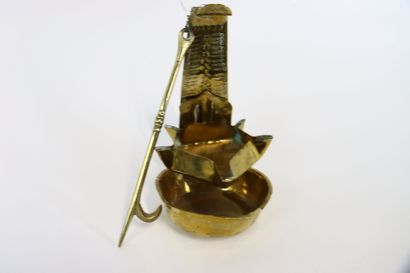 Lampe à huile en laiton doré. 
Travail du...