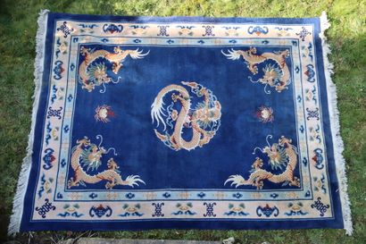 CHINE.
Important tapis en laine à décor de...