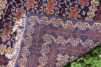 Réunion de 5 tapis:

À.(2). Beloutch afghan...