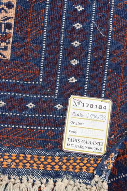 Réunion de 5 tapis:

À.(2). Beloutch afghan...