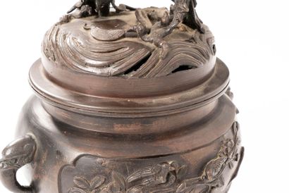 JAPON, XXe siècle. 
Brûle-parfum en bronze...