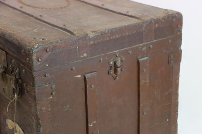 Malle de voyage en bois et cuir 
Fermeture...
