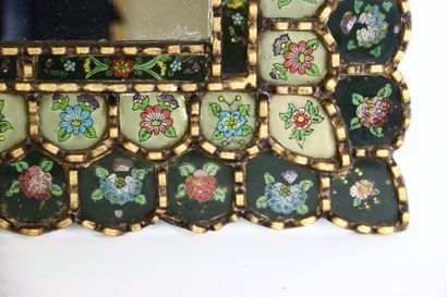 Miroir en bois doré à décor cloisonné de...