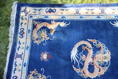 CHINE.
Important tapis en laine à décor de...