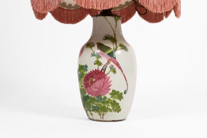 CHINE, XXe siècle, 
Vase balustre en porcelaine...
