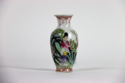 CHINE, travail moderne, 
Vase balustre en...