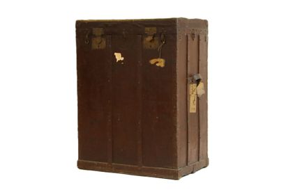 Malle de voyage en bois et cuir 
Fermeture...