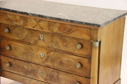 Commode en bois et placage d'acajou flammé...