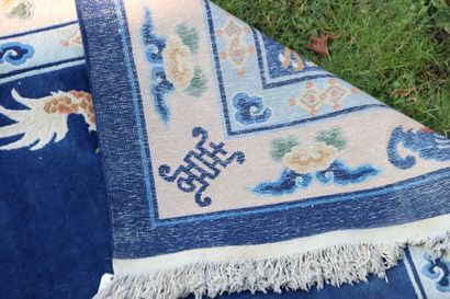 CHINE.
Important tapis en laine à décor de...