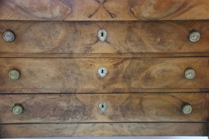 Commode en bois et placage d'acajou flammé...