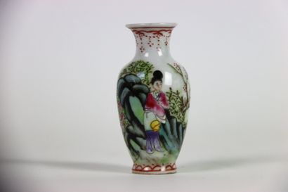 CHINE, travail moderne, 
Vase balustre en...
