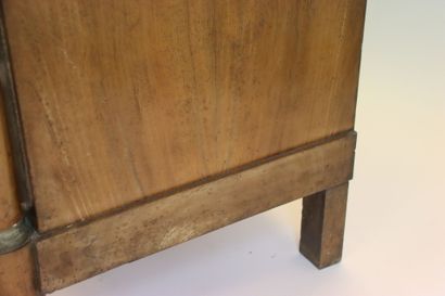 Commode en bois et placage d'acajou flammé...