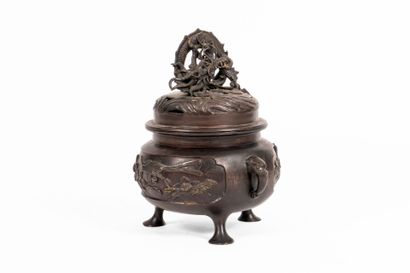 JAPON, XXe siècle. 
Brûle-parfum en bronze...