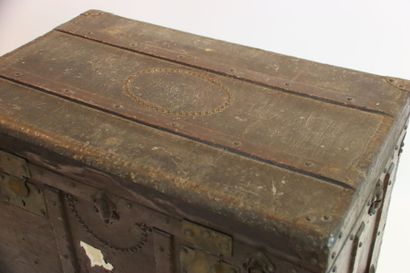 Malle de voyage en bois et cuir 
Fermeture...