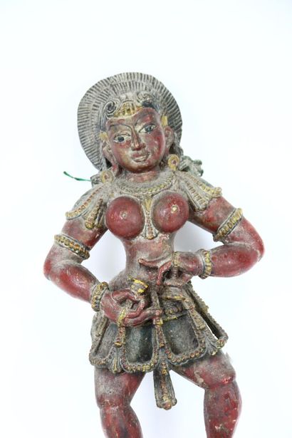 INDE, vers 1900
Sujet en bois sculpté polychrome...