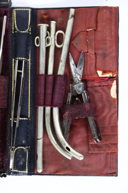 Trousse nécessaire de chirurgien en cuir...