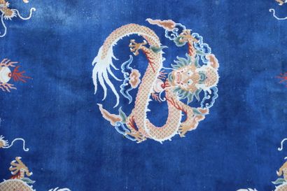CHINE.
Important tapis en laine à décor de...