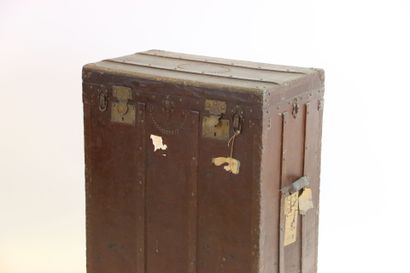 Malle de voyage en bois et cuir 
Fermeture...