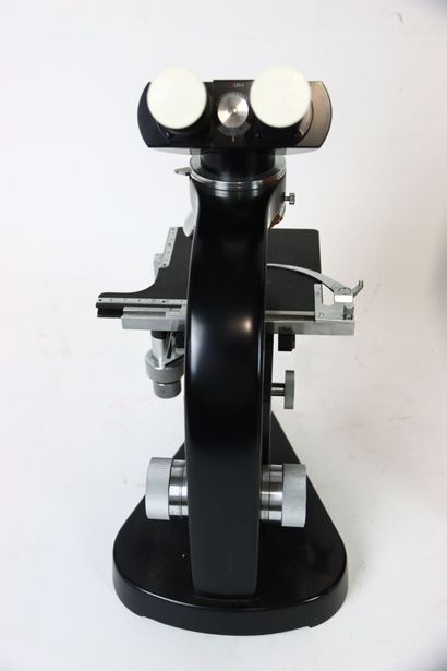 Ernst Leitz Wetzlar 
Microscope avec ses...