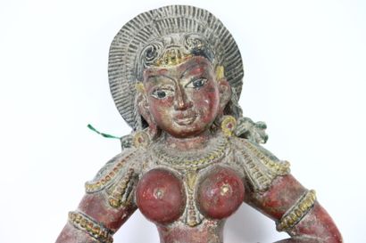 INDE, vers 1900
Sujet en bois sculpté polychrome...