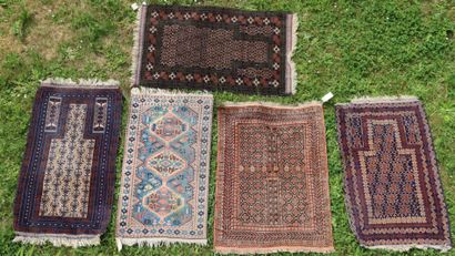 Réunion de 5 tapis:

À.(2). Beloutch afghan...