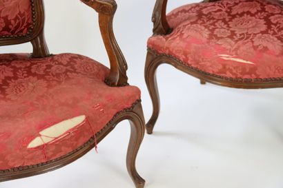 Suite de quatre fauteuils en bois sculpté...