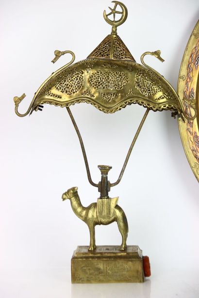 Réunion de :
- Lampe en laiton ciselé et...