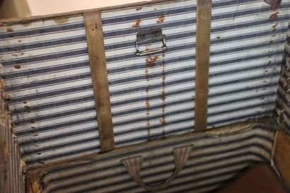Malle de voyage en bois et cuir 
Fermeture...