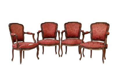 Suite de quatre fauteuils en bois sculpté...