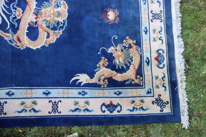 CHINE.
Important tapis en laine à décor de...