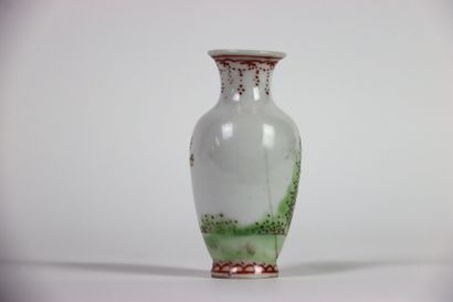 CHINE, travail moderne, 
Vase balustre en...
