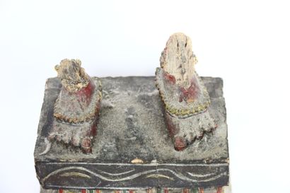 INDE, vers 1900
Sujet en bois sculpté polychrome...