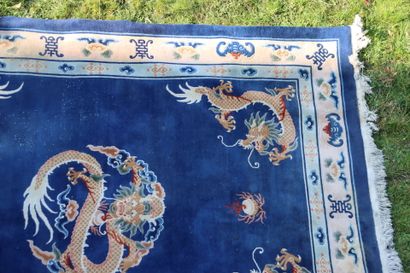 CHINE.
Important tapis en laine à décor de...