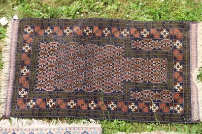 Réunion de 5 tapis:

À.(2). Beloutch afghan...