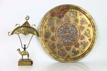 Réunion de :
- Lampe en laiton ciselé et...
