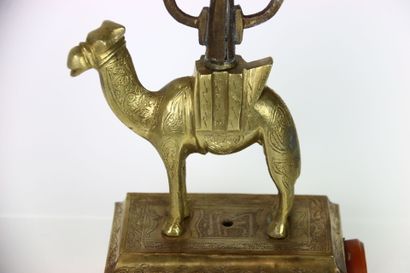 Réunion de :
- Lampe en laiton ciselé et...