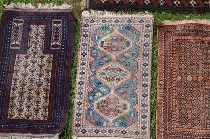 Réunion de 5 tapis:

À.(2). Beloutch afghan...