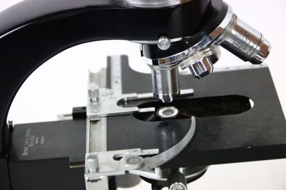 Ernst Leitz Wetzlar 
Microscope avec ses...