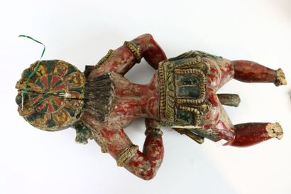 INDE, vers 1900
Sujet en bois sculpté polychrome...