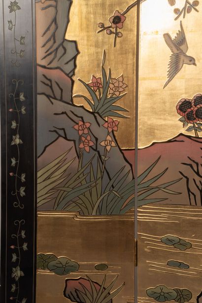 Paravent en laque à décor asiatique de paysage...