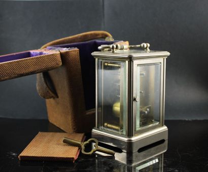 ANONYME
Pendule d'officier en métal argenté...