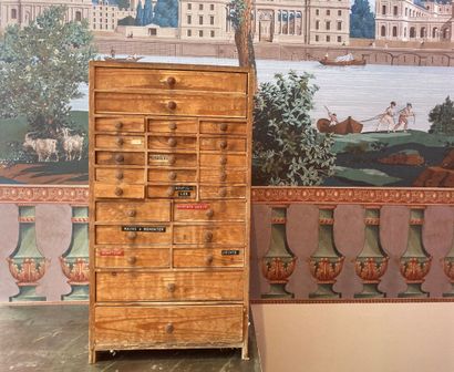 Layette d'horloger en bois avec fournitures,...