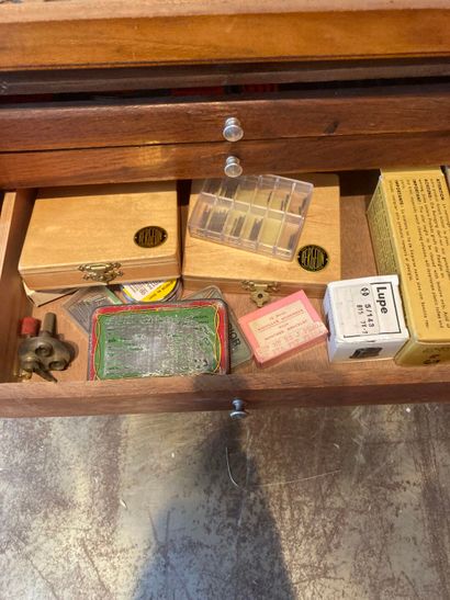 Layette d'horloger en bois avec fournitures,...