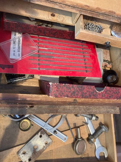 Layette d'horloger en bois avec fournitures,...