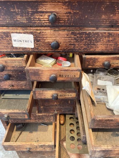 Layette d'horloger en bois avec fournitures,...