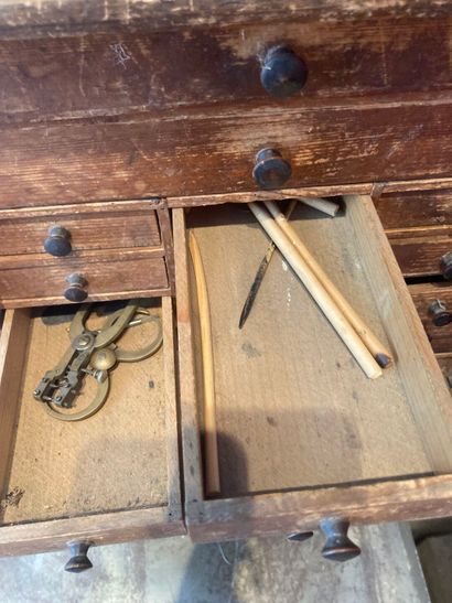 Layette d'horloger en bois avec fournitures,...