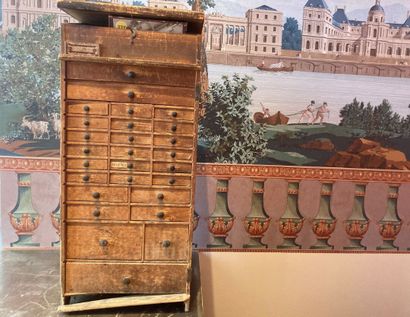 Layette d'horloger en bois avec fournitures,...